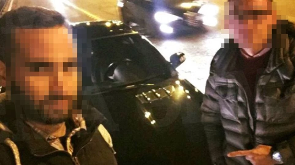 Σάλος! –  Αλβανός με cabrio, χειροπέδες, ασύρματο και όπλο έκανε τον αστυνομικό του Τσίπρα!